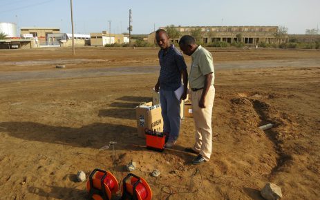 Two men surveying using the compact resistivity meter SAS 1000